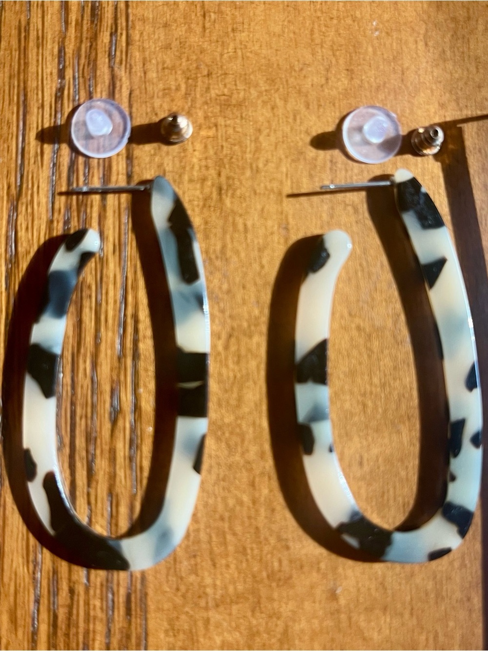 Tortoiseshell Oval Hoop Earrings - Cream & Black
